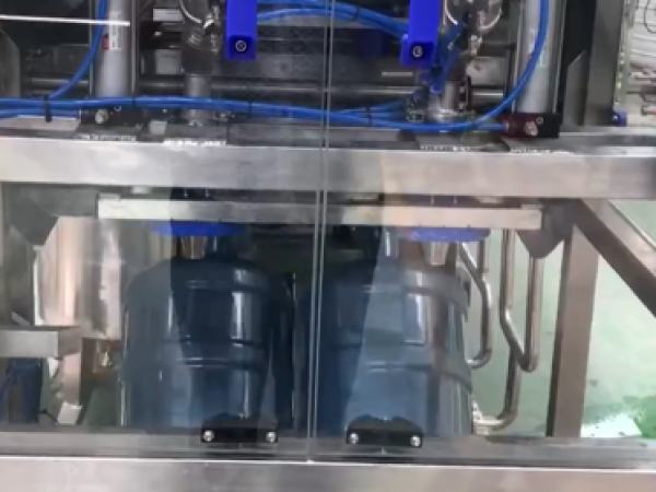 變頻控制加水，灌裝機(jī)視頻